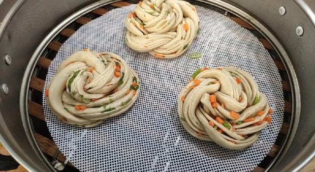 教大家如何做貌美又好吃的花卷（不加一滴水教你做松软咸香的花卷）