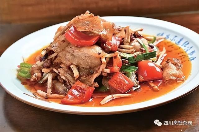 四川怎样炒鸡脚好下饭(火焰青椒鸡菜根回锅肉) 四川怎样炒鸡脚好下饭(火焰青椒鸡菜根回锅肉)