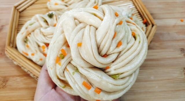 教大家如何做貌美又好吃的花卷（不加一滴水教你做松软咸香的花卷）