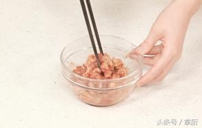 腐乳焖豆角做法（婆婆教做干豆角腐乳蒸肉）