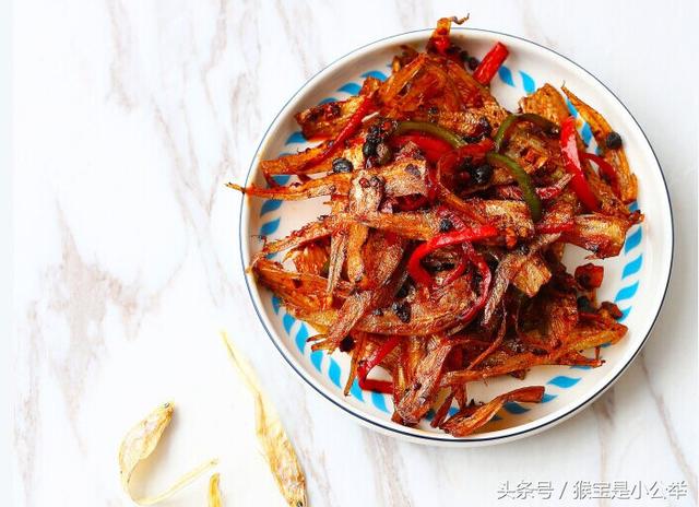 油炸毛刀鱼做法（下饭美食辣椒炒毛刀鱼）