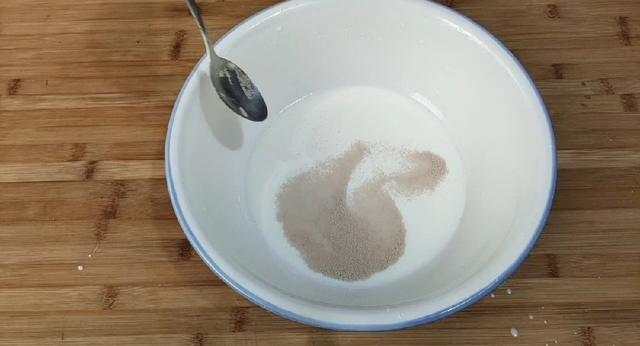 教大家如何做貌美又好吃的花卷（不加一滴水教你做松软咸香的花卷）