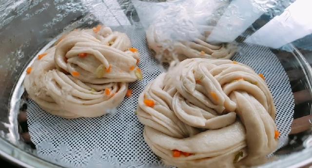 教大家如何做貌美又好吃的花卷（不加一滴水教你做松软咸香的花卷）