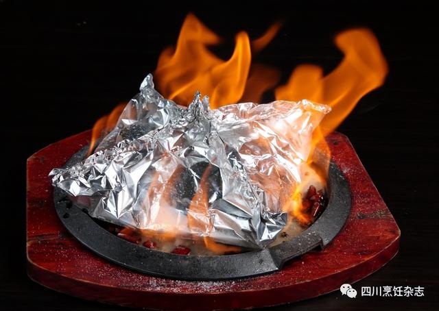 四川怎样炒鸡脚好下饭(火焰青椒鸡菜根回锅肉) 四川怎样炒鸡脚好下饭(火焰青椒鸡菜根回锅肉)