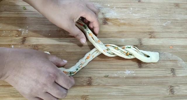 教大家如何做貌美又好吃的花卷（不加一滴水教你做松软咸香的花卷）