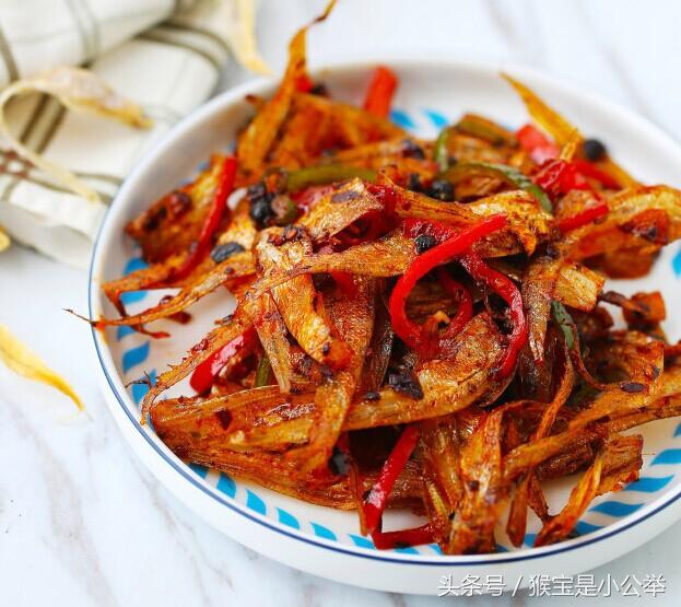油炸毛刀鱼做法（下饭美食辣椒炒毛刀鱼）