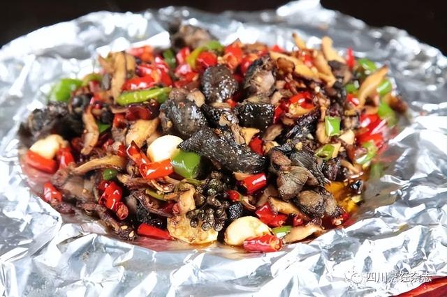 四川怎样炒鸡脚好下饭(火焰青椒鸡菜根回锅肉) 四川怎样炒鸡脚好下饭(火焰青椒鸡菜根回锅肉)