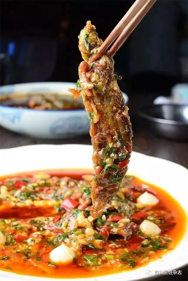 四川怎样炒鸡脚好下饭(火焰青椒鸡菜根回锅肉) 四川怎样炒鸡脚好下饭(火焰青椒鸡菜根回锅肉)