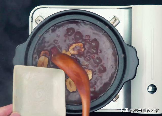 红豆薏米粥怎么做最好（用牛奶烹饪红豆薏米粥）