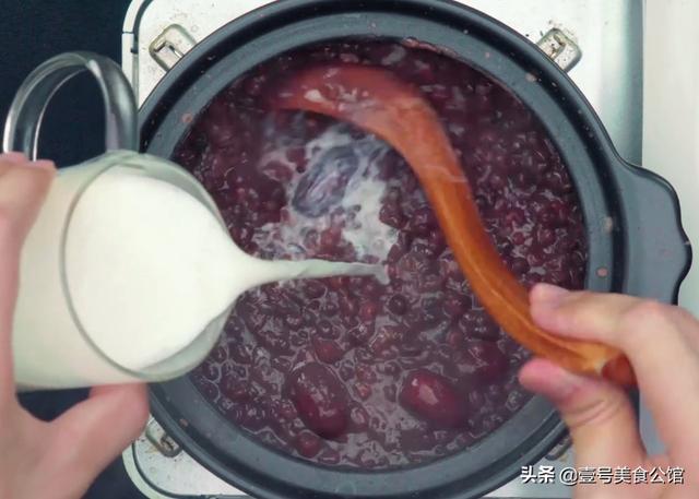 红豆薏米粥怎么做最好（用牛奶烹饪红豆薏米粥）