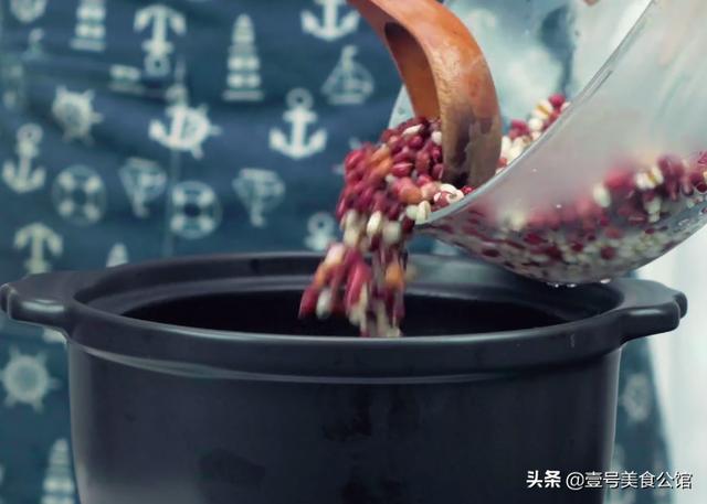 红豆薏米粥怎么做最好（用牛奶烹饪红豆薏米粥）