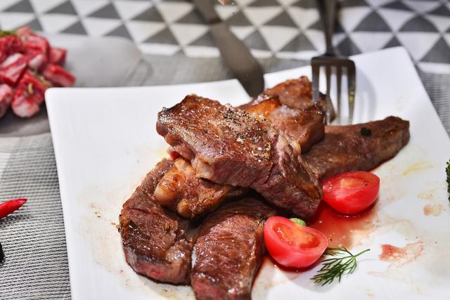 牛排跟菜场买的牛肉有什么区别(新鲜牛肉要40块钱1斤) 牛排跟菜场买的牛肉有什么区别(新鲜牛肉要40块钱1斤)