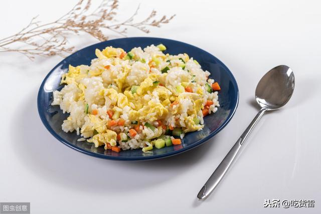 蛋炒饭怎么才能炒出来又嫩又香（大厨教我的3个秘诀）