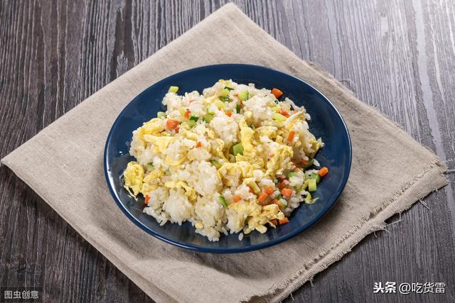 蛋炒饭怎么才能炒出来又嫩又香（大厨教我的3个秘诀）