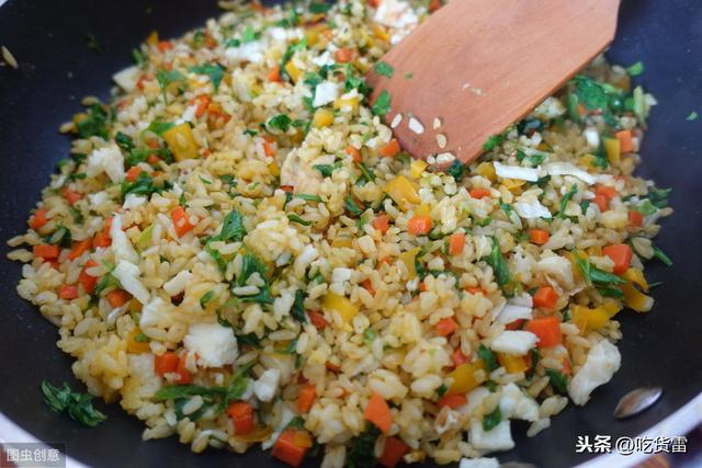 蛋炒饭怎么才能炒出来又嫩又香（大厨教我的3个秘诀）